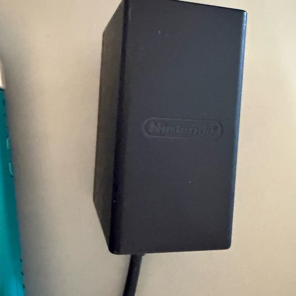 Turquoise Nintendo Switch - Picture 5 of 5